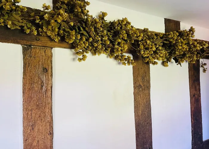 Pool Cottage Bed!-2 Bed Cottage With Dog Walking Trails And Local Pub On Your Doorstep! Popular Walking Trails Nearby-Malvern Hills And The Brockhampton Estate- Peaceful Village On The Border Of Hereford And Worcester