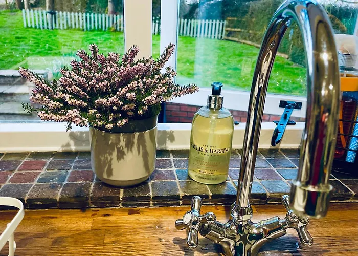 Pool Cottage Bed!-2 Bed Cottage With Dog Walking Trails And Local Pub On Your Doorstep! Popular Walking Trails Nearby-Malvern Hills And The Brockhampton Estate- Peaceful Village On The Border Of Hereford And Worcester