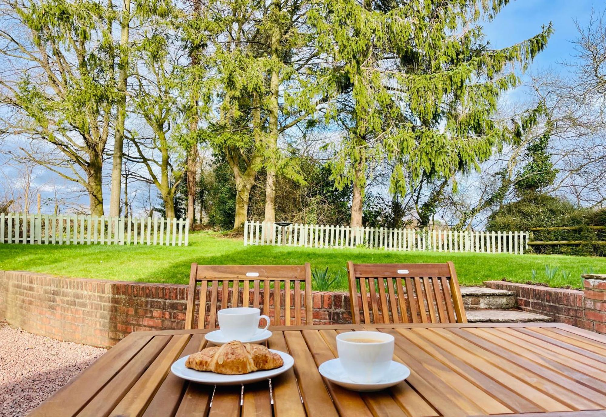 Pool Bed!-2 Bed With Dog Walking Trails And Local Pub On Your Doorstep! Popular Walking Trails Nearby-malvern Hills And The Brockhampton Estate- Peaceful Village On The Border Of Hereford And
