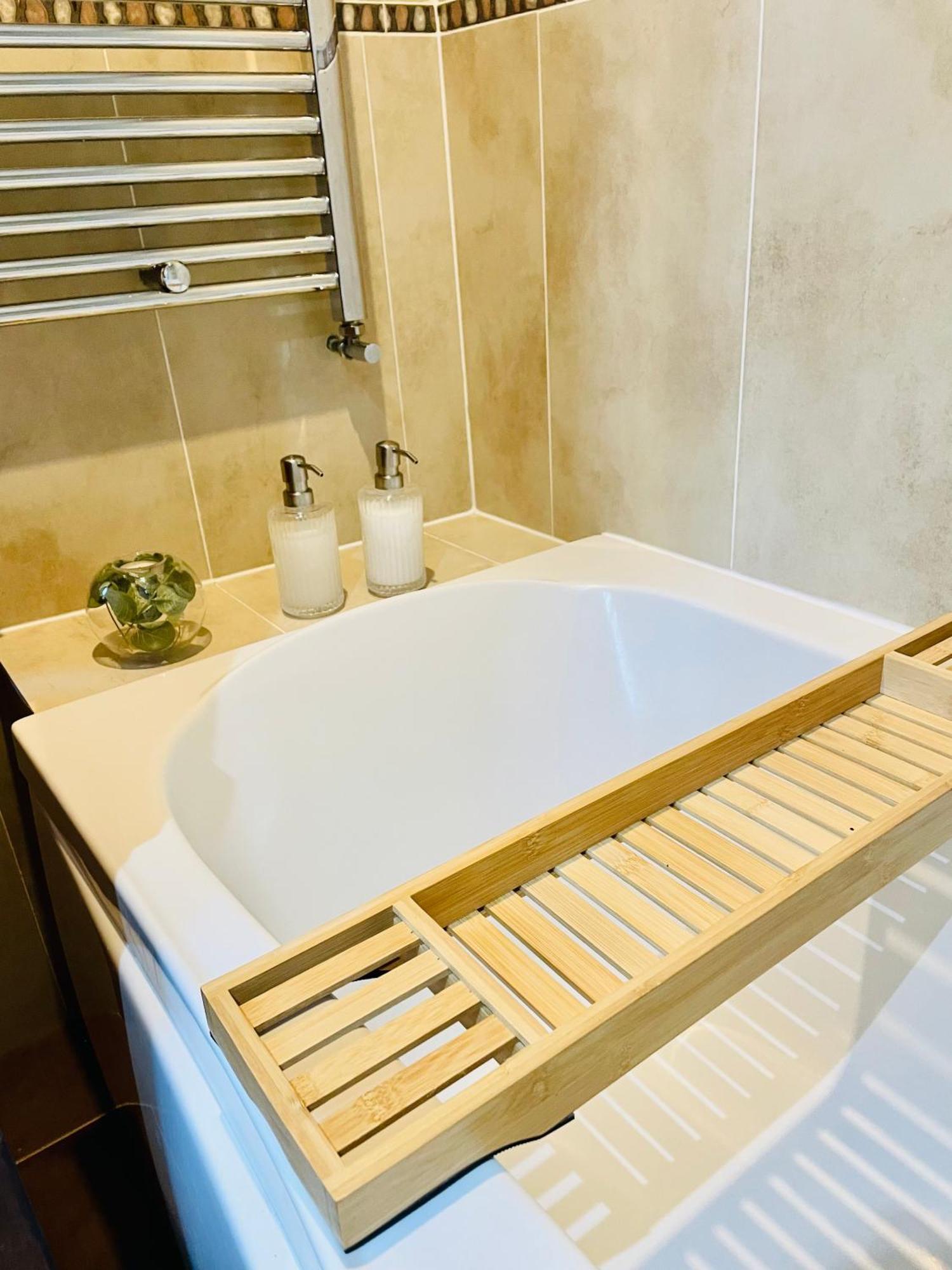 Pool Bed!-2 Bed With Dog Walking Trails And Local Pub On Your Doorstep! Popular Walking Trails Nearby-malvern Hills And The Brockhampton Estate- Peaceful Village On The Border Of Hereford And Ferienhaus