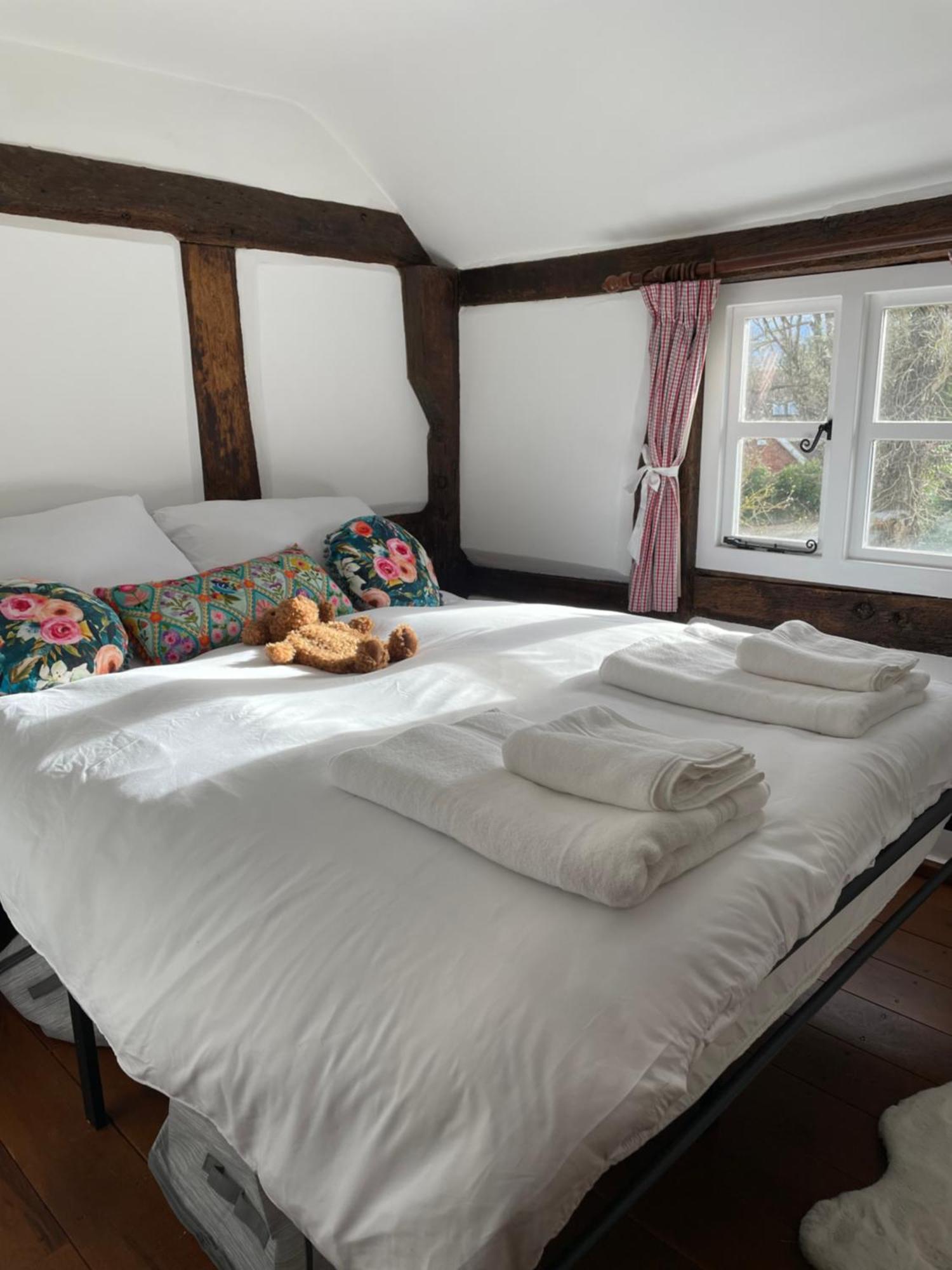 Pool Bed!-2 Bed With Dog Walking Trails And Local Pub On Your Doorstep! Popular Walking Trails Nearby-malvern Hills And The Brockhampton Estate- Peaceful Village On The Border Of Hereford And