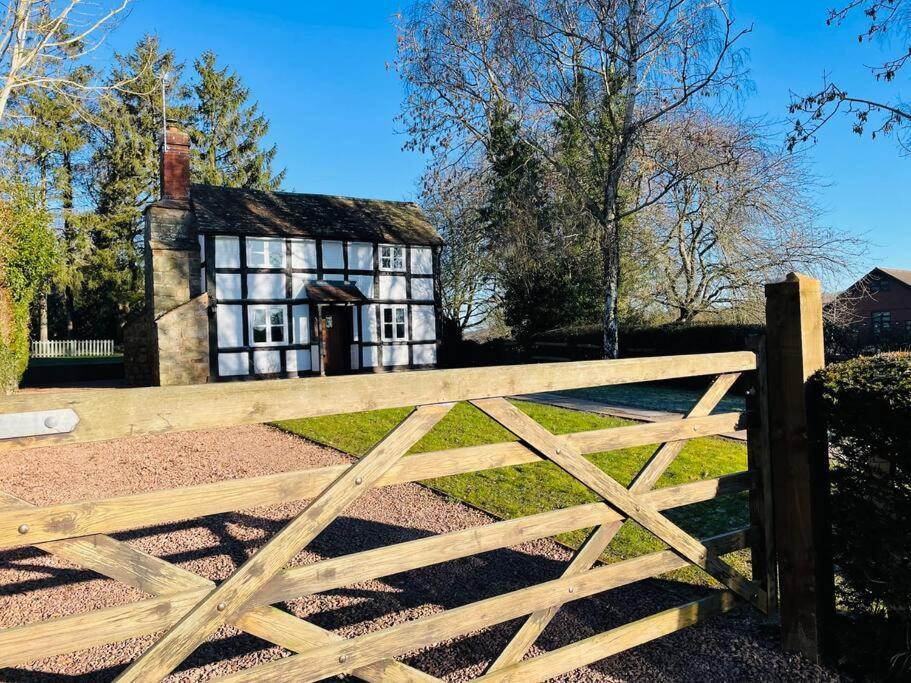 Pool Bed!-2 Bed With Dog Walking Trails And Local Pub On Your Doorstep! Popular Walking Trails Nearby-malvern Hills And The Brockhampton Estate- Peaceful Village On The Border Of Hereford And *