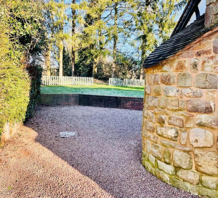Ferienhaus Pool Bed!-2 Bed With Dog Walking Trails And Local Pub On Your Doorstep! Popular Walking Trails Nearby-malvern Hills And The Brockhampton Estate- Peaceful Village On The Border Of Hereford And Worcester