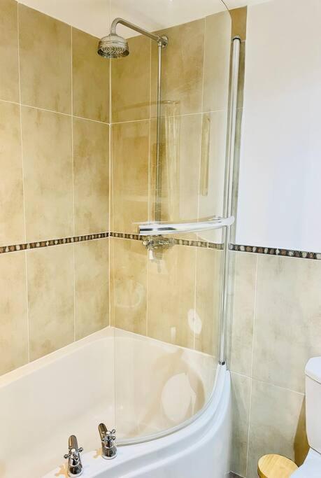 Ferienhaus Pool Bed!-2 Bed With Dog Walking Trails And Local Pub On Your Doorstep! Popular Walking Trails Nearby-malvern Hills And The Brockhampton Estate- Peaceful Village On The Border Of Hereford And