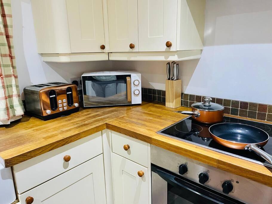 Pool Bed!-2 Bed With Dog Walking Trails And Local Pub On Your Doorstep! Popular Walking Trails Nearby-malvern Hills And The Brockhampton Estate- Peaceful Village On The Border Of Hereford And Ferienhaus *