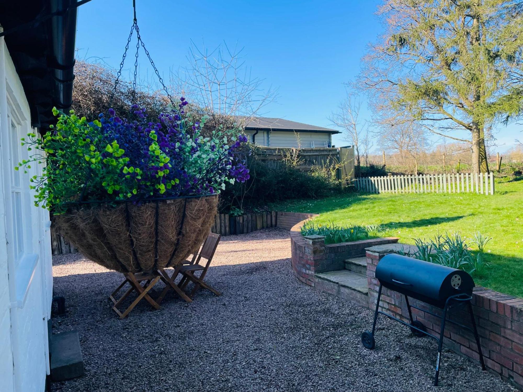 Ferienhaus Pool Bed!-2 Bed With Dog Walking Trails And Local Pub On Your Doorstep! Popular Walking Trails Nearby-malvern Hills And The Brockhampton Estate- Peaceful Village On The Border Of Hereford And