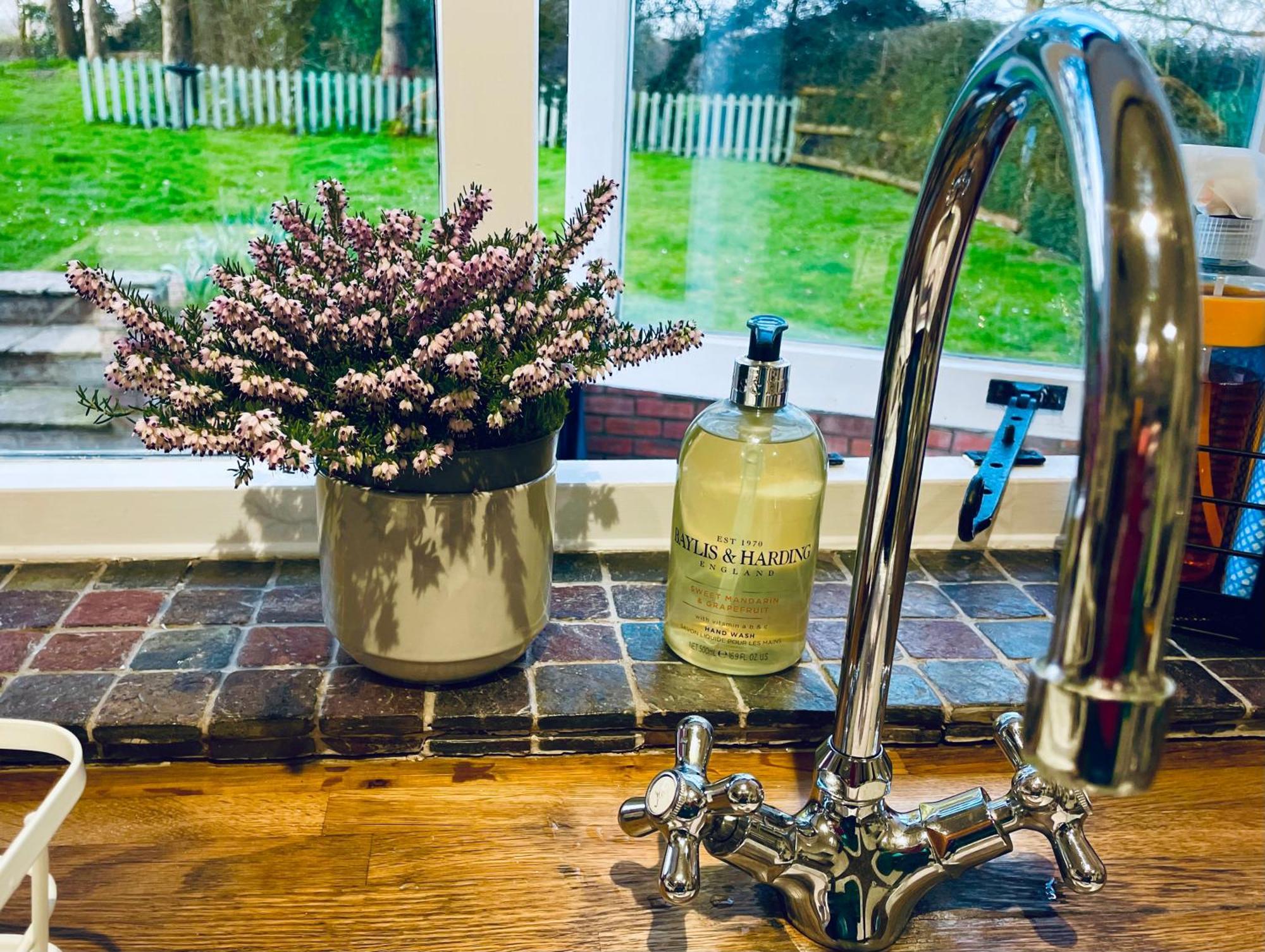 Pool Bed!-2 Bed With Dog Walking Trails And Local Pub On Your Doorstep! Popular Walking Trails Nearby-malvern Hills And The Brockhampton Estate- Peaceful Village On The Border Of Hereford And * Worcester