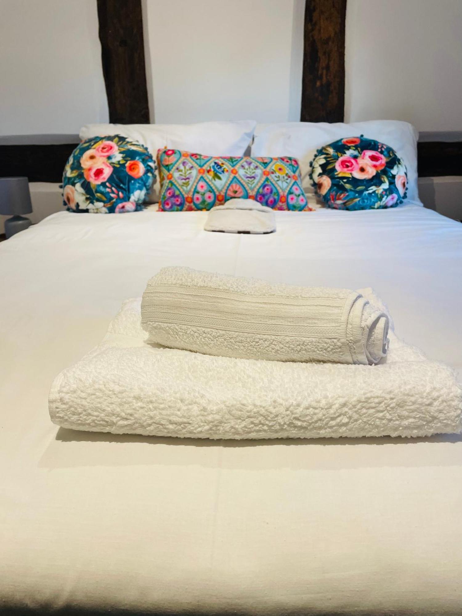 Pool Bed!-2 Bed With Dog Walking Trails And Local Pub On Your Doorstep! Popular Walking Trails Nearby-malvern Hills And The Brockhampton Estate- Peaceful Village On The Border Of Hereford And