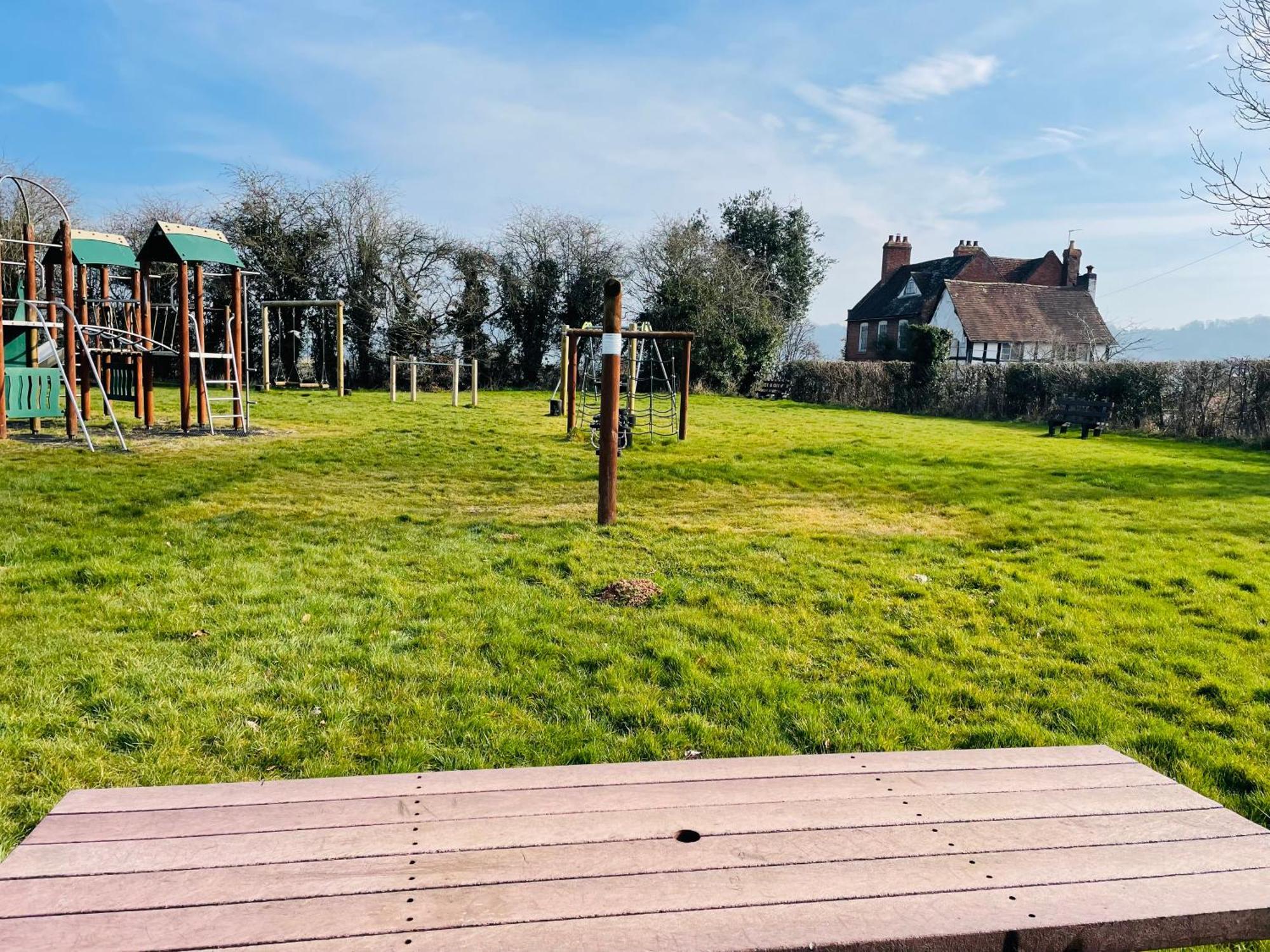 Pool Bed!-2 Bed With Dog Walking Trails And Local Pub On Your Doorstep! Popular Walking Trails Nearby-malvern Hills And The Brockhampton Estate- Peaceful Village On The Border Of Hereford And * Worcester